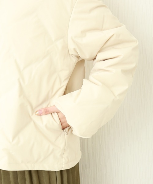 n'ee-ne（ネーネ）の「シームレスダウン ノーカラージャケット（ダウンジャケット/コート・レディース・ベージュ/ネイビー/アイボリー/ブラック/モカ/グレー・M/L）」の21枚目の写真