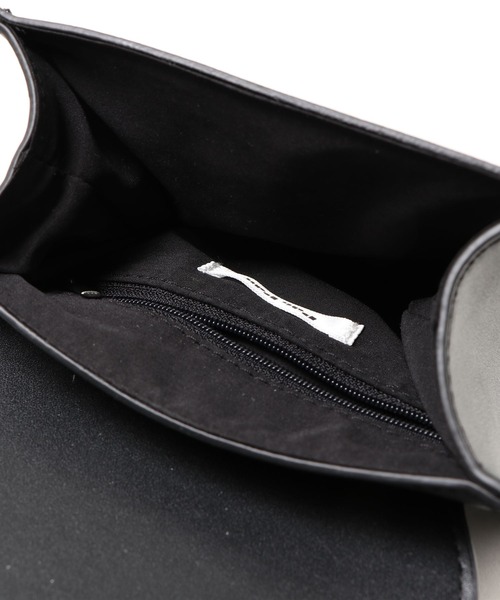 PairPair(ペアペア)の「ベルト付きスクエアショルダーバッグ(ショルダーバッグ・レディース・ブラック・FREE)」の2枚目の写真