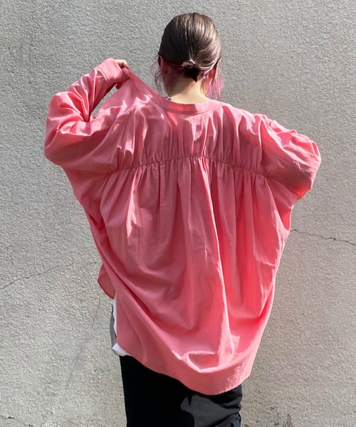 DouDou（ドゥドゥ）の「バックギャザーシャツ（シャツ/ブラウス・レディース・オフホワイト/ブラック/ピンク・FREE）」の3枚目の写真