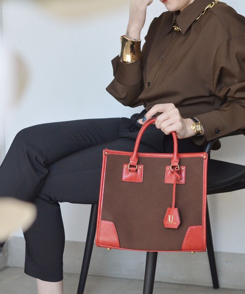 U（ユー）の「スエード アングル トート M/ショルダー付き（トートバッグ・レディース・グリーン/レオパード/パイソン/ブラウン/レッド/ピンク/マスタード/レッド系その他/グレー/オリーブ/グリーン系その他・FREE）」の8枚目の写真