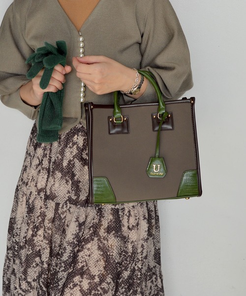 U（ユー）の「スエード アングル トート M/ショルダー付き（トートバッグ・レディース・グリーン/レオパード/パイソン/ブラウン/レッド/ピンク/マスタード/レッド系その他/グレー/オリーブ/グリーン系その他・FREE）」の18枚目の写真