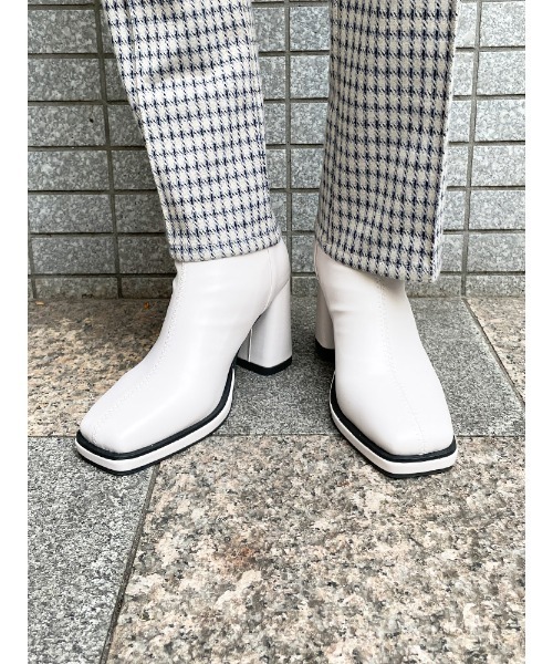 ENVYM（アンビー）の「フレアヒールスクエアブーツ（ブーツ・レディース・ブラック/ベージュ/アイボリー・22.5cm/23.5cm/24.5cm）」の2枚目の写真