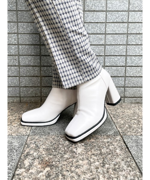 ENVYM（アンビー）の「フレアヒールスクエアブーツ（ブーツ・レディース・ブラック/ベージュ/アイボリー・22.5cm/23.5cm/24.5cm）」の13枚目の写真