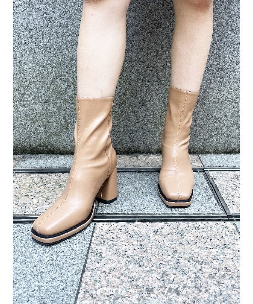 ENVYM（アンビー）の「フレアヒールスクエアブーツ（ブーツ・レディース・ブラック/ベージュ/アイボリー・22.5cm/23.5cm/24.5cm）」の4枚目の写真