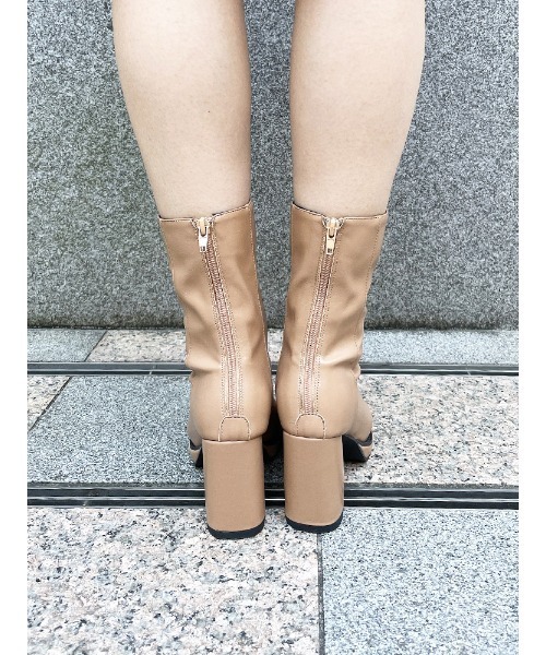 ENVYM（アンビー）の「フレアヒールスクエアブーツ（ブーツ・レディース・ブラック/ベージュ/アイボリー・22.5cm/23.5cm/24.5cm）」の5枚目の写真