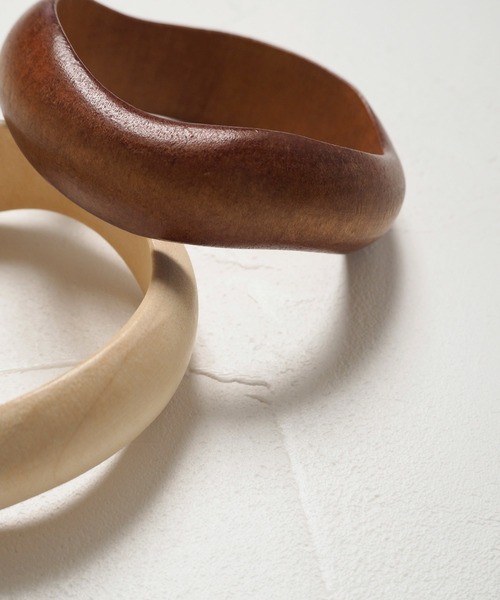 Crisp（クリスプ）の「ニュアンスウッドバングル（バングル/リストバンド・レディース・ブラウン/ナチュラル・FREE）」の4枚目の写真