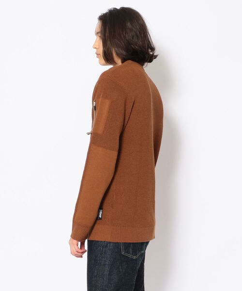 AVIREX（アヴィレックス）の「クルーネック スリーブ ポケット ニット /  CREW NECK SLEEVE POCKET KNIT / アヴィレックス / AVIREX（ニット/セーター・メンズ・ネイビー/ナチュラル/ライトブラウン・MEDIUM/X-LARGE/XX-LARGE/LARGE）」の5枚目の写真