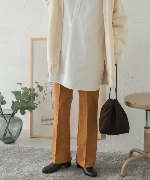 URBAN RESEARCH DOORS（アーバンリサーチドアーズ）の「ソフトスエードフレアパンツ（その他パンツ・レディース・ブラウン/キャメル・38/36）」の4枚目の写真