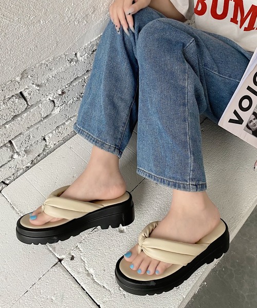 Shoes in Closet(シューズインクローゼット)の「軽量厚底2段ソール ボリューム パデッド トング サンダル 7809(サンダル・レディース・ブラック/アイボリー・LL/S/M/L)」の1枚目の写真