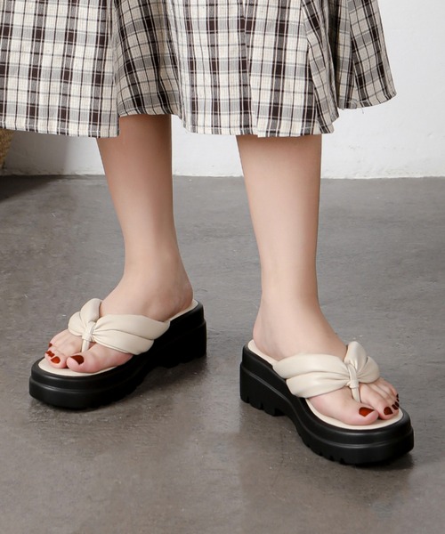 Shoes in Closet(シューズインクローゼット)の「軽量厚底2段ソール ボリューム パデッド トング サンダル 7809(サンダル・レディース・ブラック/アイボリー・LL/S/M/L)」の5枚目の写真