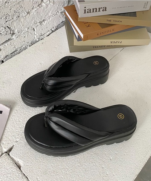 Shoes in Closet(シューズインクローゼット)の「軽量厚底2段ソール ボリューム パデッド トング サンダル 7809(サンダル・レディース・ブラック/アイボリー・LL/S/M/L)」の11枚目の写真