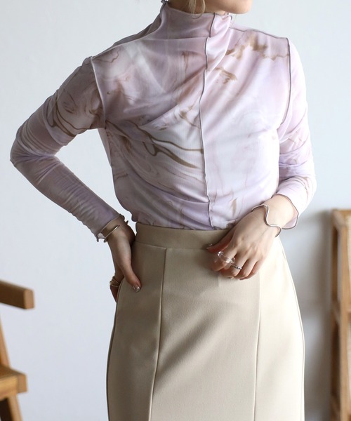 r.(アールドット)の「シアーニュアンスプリント アウトシームボトルネックトップス(Tシャツ/カットソー・レディース・ベージュ/イエロー/グレー/ブルー/オレンジ/ライトグレー/ライトベージュ/ラベンダー/グリーン・FREE)」の8枚目の写真