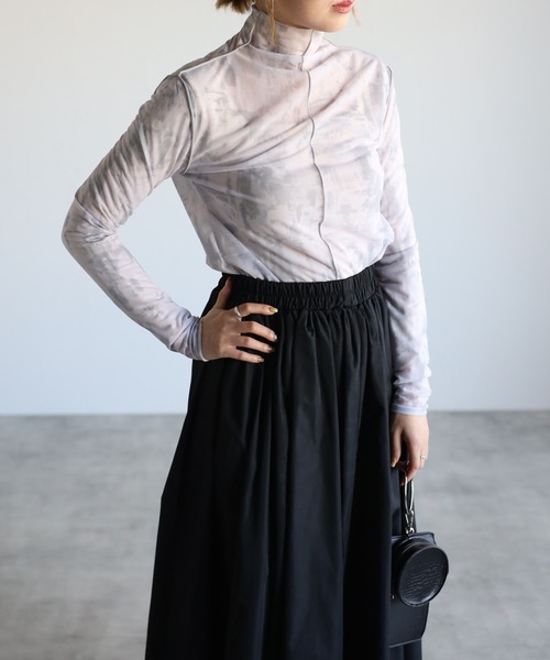 r.(アールドット)の「シアーニュアンスプリント アウトシームボトルネックトップス(Tシャツ/カットソー・レディース・ベージュ/イエロー/グレー/ブルー/オレンジ/ライトグレー/ライトベージュ/ラベンダー/グリーン・FREE)」の3枚目の写真