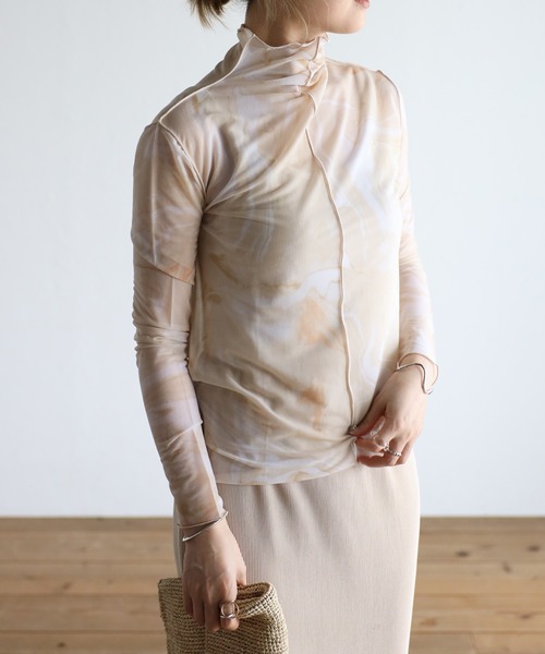 r.(アールドット)の「シアーニュアンスプリント アウトシームボトルネックトップス(Tシャツ/カットソー・レディース・ベージュ/イエロー/グレー/ブルー/オレンジ/ライトグレー/ライトベージュ/ラベンダー/グリーン・FREE)」の5枚目の写真