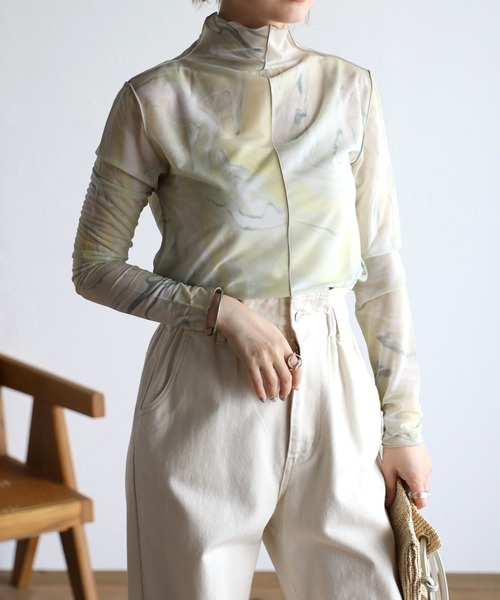 r.(アールドット)の「シアーニュアンスプリント アウトシームボトルネックトップス(Tシャツ/カットソー・レディース・ベージュ/イエロー/グレー/ブルー/オレンジ/ライトグレー/ライトベージュ/ラベンダー/グリーン・FREE)」の6枚目の写真