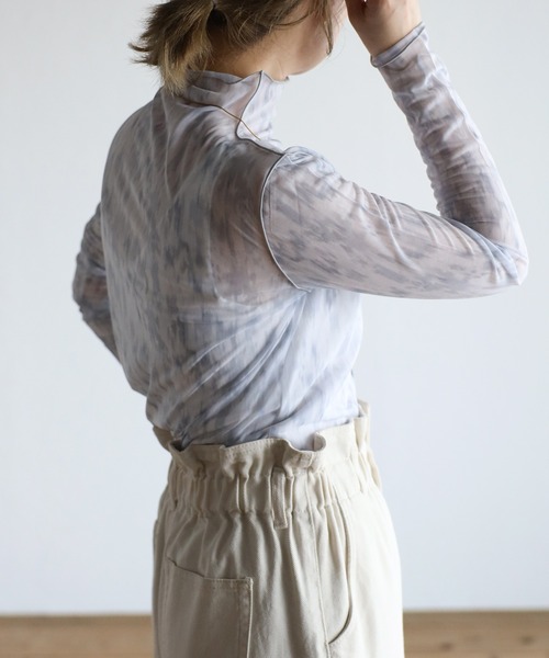 r.(アールドット)の「シアーニュアンスプリント アウトシームボトルネックトップス(Tシャツ/カットソー・レディース・ベージュ/イエロー/グレー/ブルー/オレンジ/ライトグレー/ライトベージュ/ラベンダー/グリーン・FREE)」の12枚目の写真