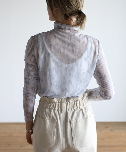 r.(アールドット)の「シアーニュアンスプリント アウトシームボトルネックトップス(Tシャツ/カットソー・レディース・ベージュ/イエロー/グレー/ブルー/オレンジ/ライトグレー/ライトベージュ/ラベンダー/グリーン・FREE)」の13枚目の写真