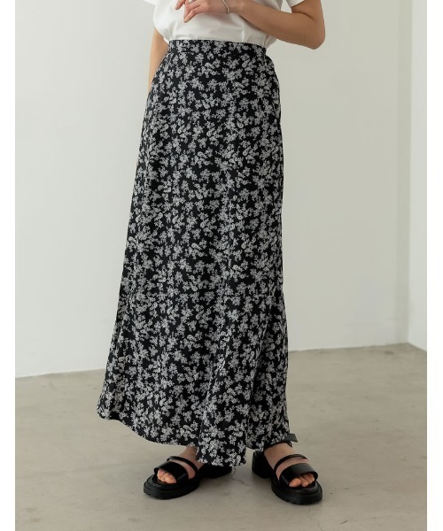 Re:EDIT（リエディ）の「[低身長サイズ有]デシン小花柄マーメイドスカート（スカート・レディース・レッド/ブラック/キャメル・MEDIUM/LARGE/SHORT）」の3枚目の写真