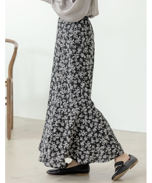 Re:EDIT（リエディ）の「[低身長サイズ有]デシン小花柄マーメイドスカート（スカート・レディース・レッド/ブラック/キャメル・MEDIUM/LARGE/SHORT）」の5枚目の写真