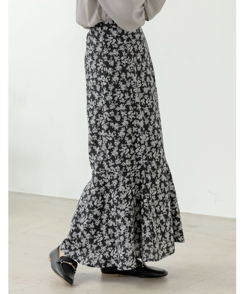 Re:EDIT（リエディ）の「[低身長サイズ有]デシン小花柄マーメイドスカート（スカート・レディース・レッド/ブラック/キャメル・MEDIUM/LARGE/SHORT）」の6枚目の写真