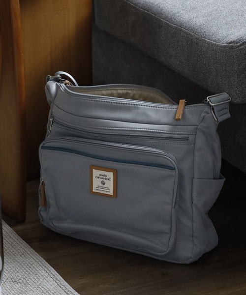 anello(アネロ)の「anello GRANDE 10ポケット ショルダーBAG(ショルダーバッグ・メンズ・ブラック/ターコイズブルー/グレイッシュベージュ/オレンジ/ネイビー/オリーブ/ライトピンク/マスタード/グレー/ミント・FREE)」の2枚目の写真