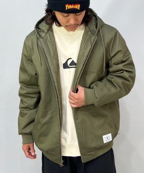 DC（ディーシー）の「DC/ディーシー レギュラーフィット 無地 保温 中綿ジャケット DJK224001（ブルゾン・メンズ・カーキ/ブラック/ブラウン・M/L/XL）」の3枚目の写真