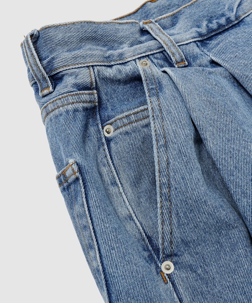 HED MAYNER（ヘドメイナー）の「PLEATED DENIM（デニムパンツ・メンズ・ライトブルー・S/M）」の4枚目の写真