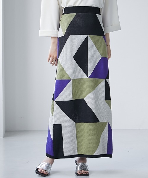 miclat（ミクラ）の「大きいサイズ　幾何学柄ニットスカート　miclat（スカート・レディース・グレー系/ベージュ系・LL/3L/4L/5L/L）」の2枚目の写真