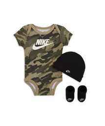 NIKE（ナイキ）の「ナイキ クラブ カモ ボディスーツ キャップ アンド ブーティー セット ベビー 3ピース セット / Nike Club Camo Bodysuit, Hat and Booties SetBaby 3-Piece Set（スポーツグッズ・キッズ）」