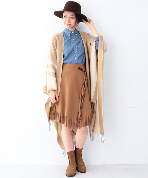 Ray BEAMS(レイビームス)の「Ray BEAMS / ライン ポンチョ ストール(マフラー・レディース・ブラック/ベージュ・ONE SIZE)」の2枚目の写真