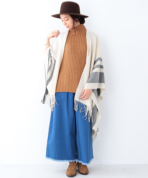 Ray BEAMS(レイビームス)の「Ray BEAMS / ライン ポンチョ ストール(マフラー・レディース・ブラック/ベージュ・ONE SIZE)」の1枚目の写真