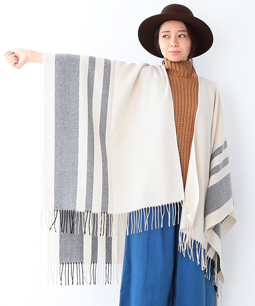 Ray BEAMS(レイビームス)の「Ray BEAMS / ライン ポンチョ ストール(マフラー・レディース・ブラック/ベージュ・ONE SIZE)」の9枚目の写真