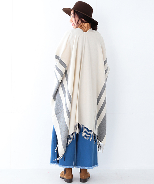 Ray BEAMS(レイビームス)の「Ray BEAMS / ライン ポンチョ ストール(マフラー・レディース・ブラック/ベージュ・ONE SIZE)」の10枚目の写真