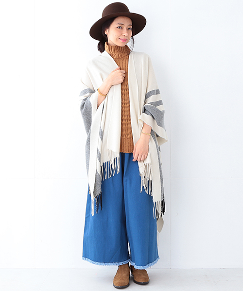 Ray BEAMS(レイビームス)の「Ray BEAMS / ライン ポンチョ ストール(マフラー・レディース・ブラック/ベージュ・ONE SIZE)」の11枚目の写真