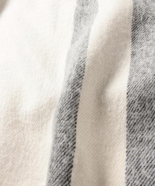 Ray BEAMS(レイビームス)の「Ray BEAMS / ライン ポンチョ ストール(マフラー・レディース・ブラック/ベージュ・ONE SIZE)」の5枚目の写真