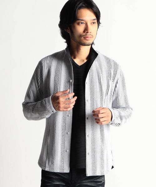 HIDEAWAYS NICOLE（ハイダウェイニコル）の「ブリスターストライプイタリアンカラーシャツ（シャツ/ブラウス・メンズ・ホワイト×ブラック/ブラック×ホワイト/オフホワイト・LARGE/MEDIUM/X-LARGE）」の2枚目の写真