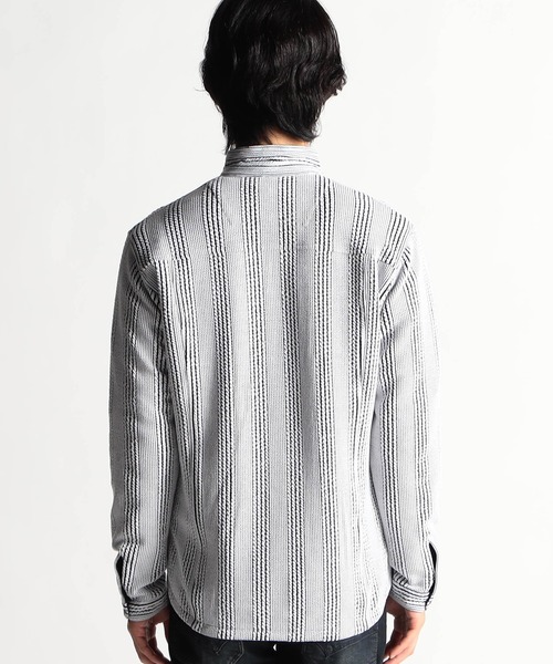 HIDEAWAYS NICOLE（ハイダウェイニコル）の「ブリスターストライプイタリアンカラーシャツ（シャツ/ブラウス・メンズ・ホワイト×ブラック/ブラック×ホワイト/オフホワイト・LARGE/MEDIUM/X-LARGE）」の5枚目の写真