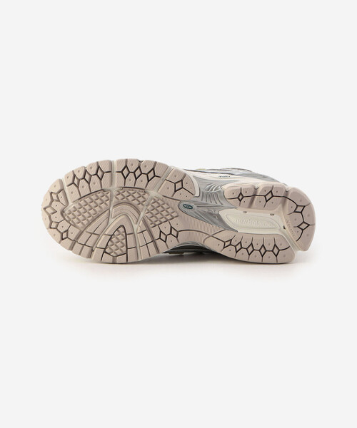 NEW BALANCE(ニューバランス)の「New Balance | M1906R WOMEN(スニーカー・レディース・ホワイト系その他・24.5/24/23/23.5)」の2枚目の写真