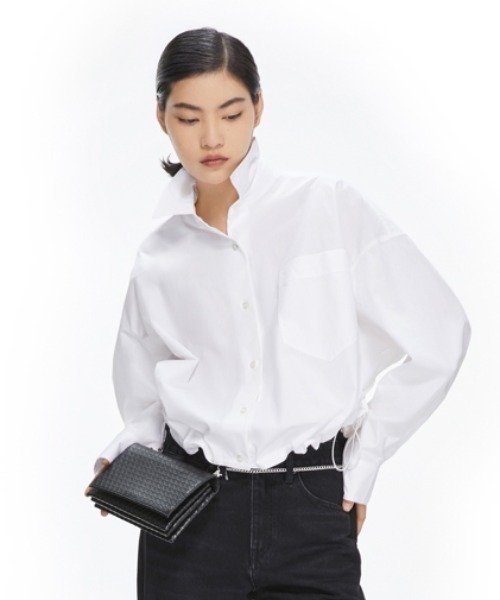 JNBY(ジェーエヌビーワイ)の「Oversized Drawstring Cotton Cropped Shirt(シャツ/ブラウス・レディース・ブラック/ホワイト/グリーン・34/36/38)」の2枚目の写真