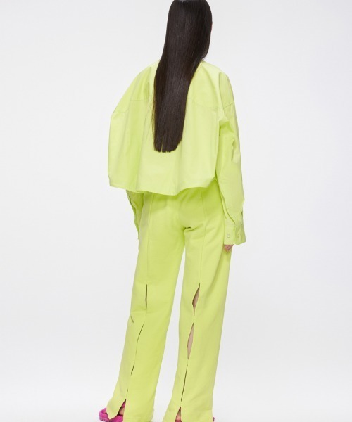 JNBY(ジェーエヌビーワイ)の「Oversized Drawstring Cotton Cropped Shirt(シャツ/ブラウス・レディース・ブラック/ホワイト/グリーン・34/36/38)」の5枚目の写真