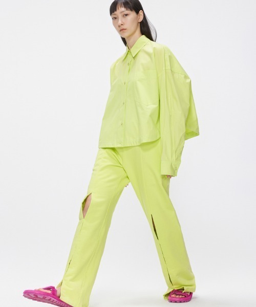 JNBY(ジェーエヌビーワイ)の「Oversized Drawstring Cotton Cropped Shirt(シャツ/ブラウス・レディース・ブラック/ホワイト/グリーン・34/36/38)」の4枚目の写真