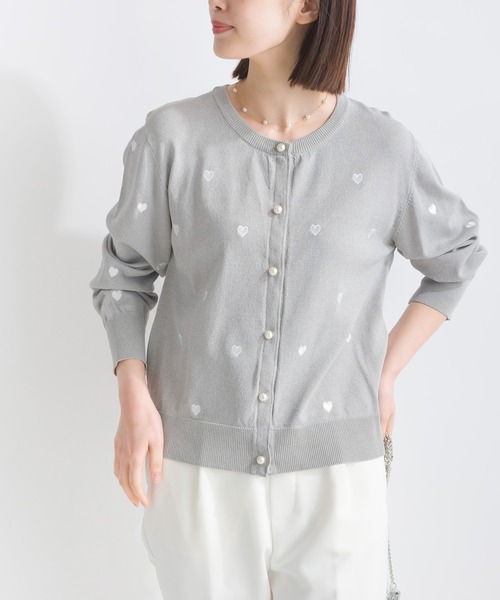 PICCIN PERLA(ピッチンペルラ)の「ハート刺繍パールボタンカーディガン(カーディガン/ボレロ・レディース・ライトグレー/ブラック/オフホワイト・M)」の1枚目の写真