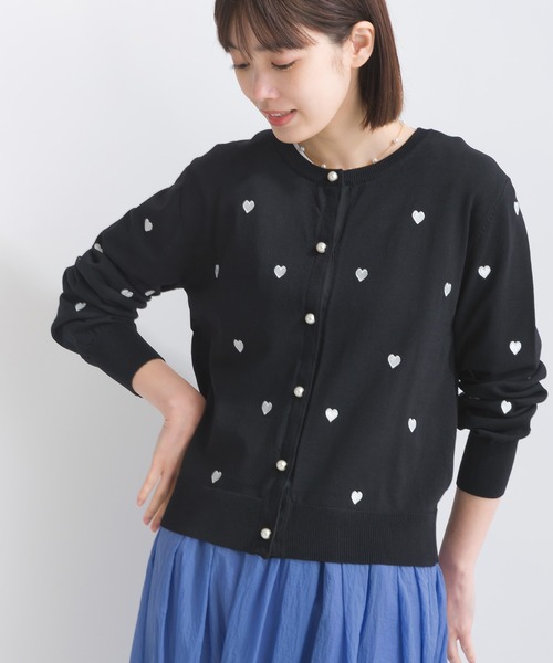 PICCIN PERLA(ピッチンペルラ)の「ハート刺繍パールボタンカーディガン(カーディガン/ボレロ・レディース・ライトグレー/ブラック/オフホワイト・M)」の3枚目の写真
