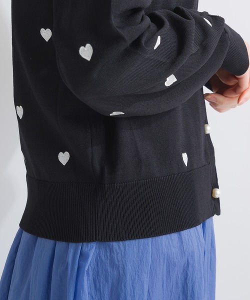 PICCIN PERLA(ピッチンペルラ)の「ハート刺繍パールボタンカーディガン(カーディガン/ボレロ・レディース・ライトグレー/ブラック/オフホワイト・M)」の22枚目の写真