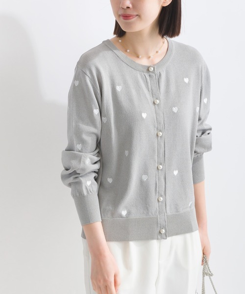 PICCIN PERLA(ピッチンペルラ)の「ハート刺繍パールボタンカーディガン(カーディガン/ボレロ・レディース・ライトグレー/ブラック/オフホワイト・M)」の15枚目の写真