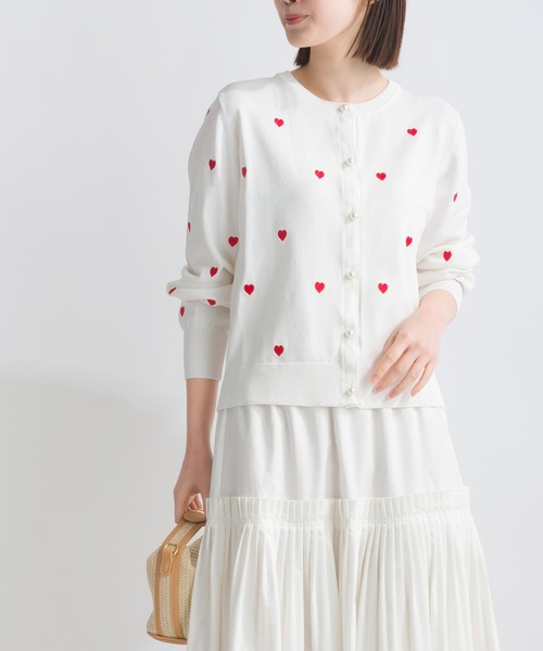 PICCIN PERLA(ピッチンペルラ)の「ハート刺繍パールボタンカーディガン(カーディガン/ボレロ・レディース・ライトグレー/ブラック/オフホワイト・M)」の5枚目の写真