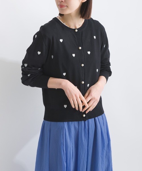 PICCIN PERLA(ピッチンペルラ)の「ハート刺繍パールボタンカーディガン(カーディガン/ボレロ・レディース・ライトグレー/ブラック/オフホワイト・M)」の10枚目の写真