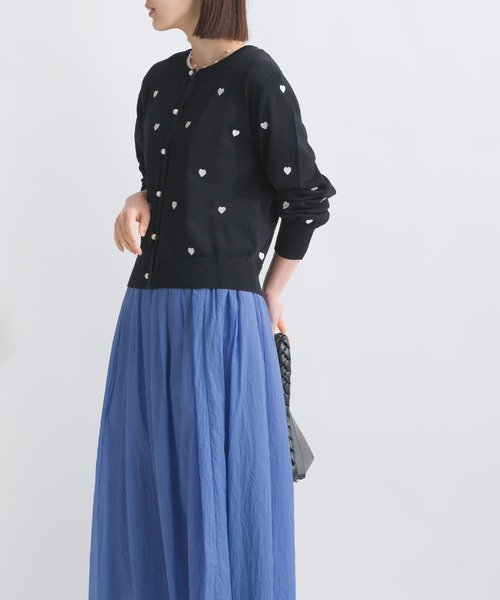 PICCIN PERLA(ピッチンペルラ)の「ハート刺繍パールボタンカーディガン(カーディガン/ボレロ・レディース・ライトグレー/ブラック/オフホワイト・M)」の11枚目の写真