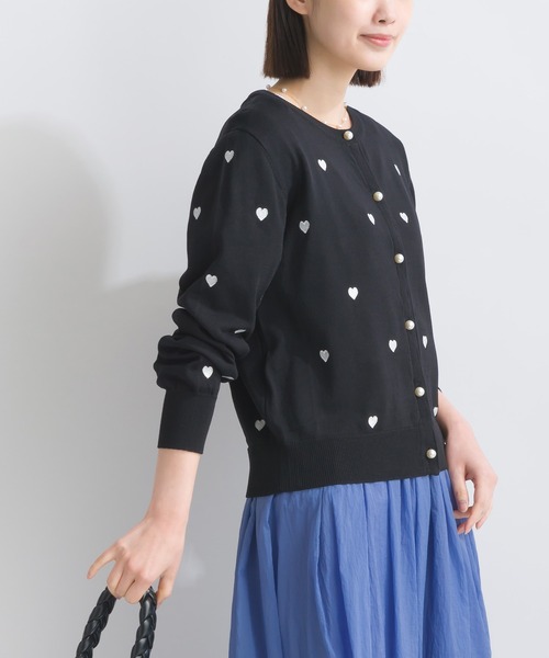 PICCIN PERLA(ピッチンペルラ)の「ハート刺繍パールボタンカーディガン(カーディガン/ボレロ・レディース・ライトグレー/ブラック/オフホワイト・M)」の13枚目の写真