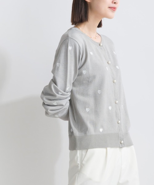 PICCIN PERLA(ピッチンペルラ)の「ハート刺繍パールボタンカーディガン(カーディガン/ボレロ・レディース・ライトグレー/ブラック/オフホワイト・M)」の19枚目の写真